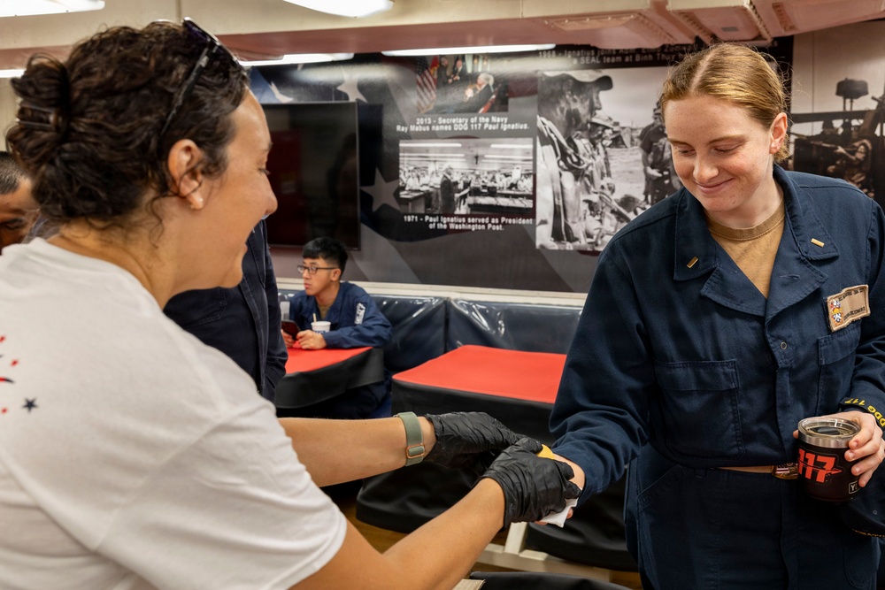 USO Visits DDG 117 In Souda Bay
