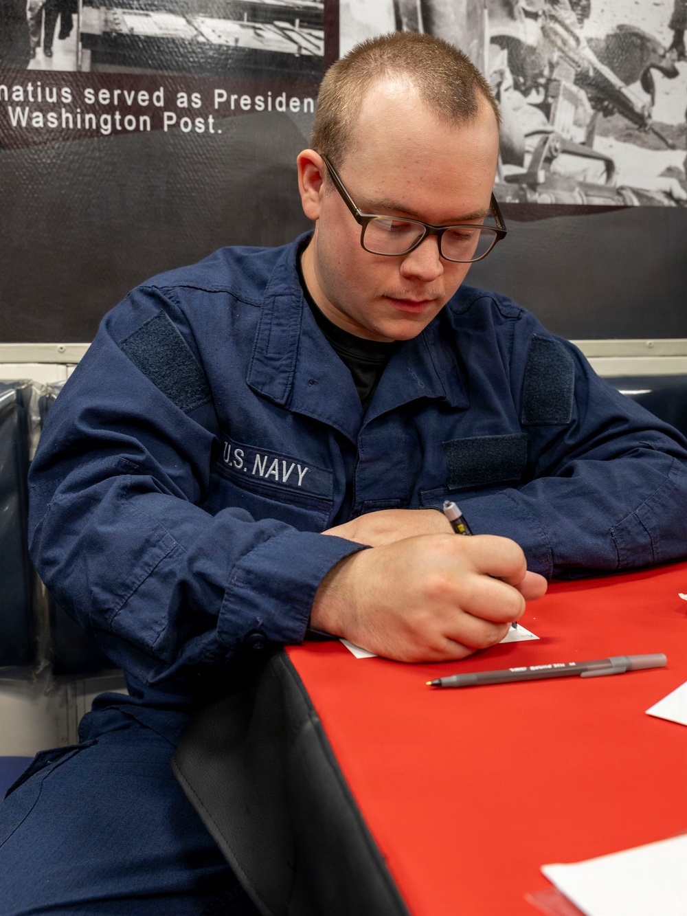 USO Visits DDG 117 In Souda Bay
