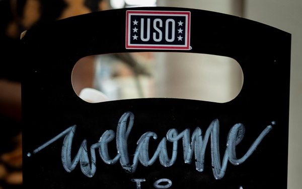 USO Visits DDG 117 In Souda Bay
