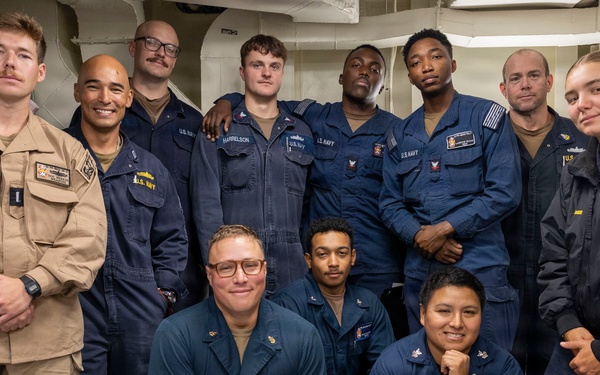 DDG 117 Holds A Reenlistment