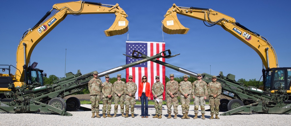 Iowa leaders pose with soldiers at Future Artillery Complex
