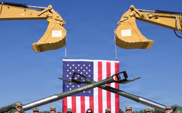 Iowa leaders pose with soldiers at Future Artillery Complex