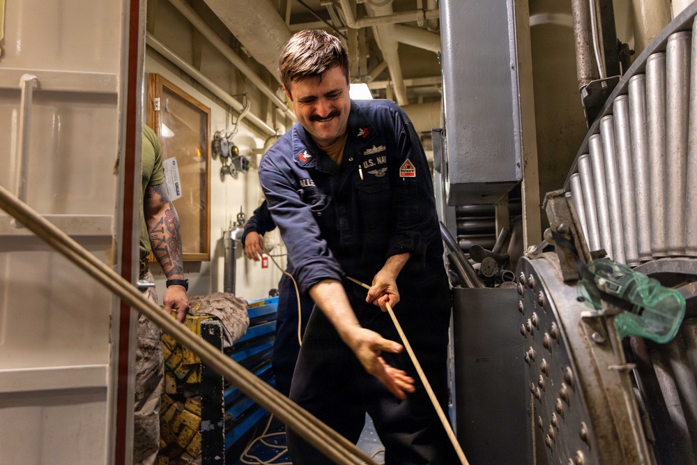 11th MEU Marines, Sailors Conduct Hoist Training Aboard USS Boxer