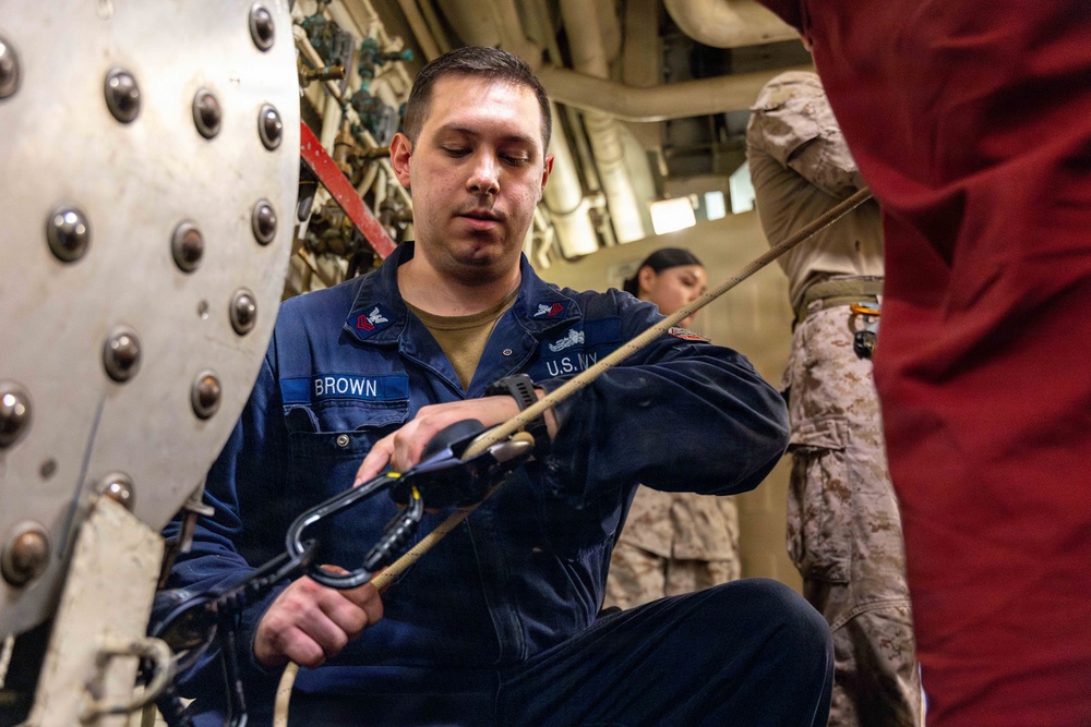11th MEU Marines, Sailors Conduct Hoist Training Aboard USS Boxer
