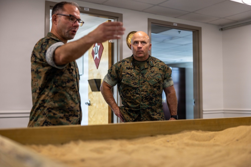 Commanding General visits 6th Marines Resiliency Center