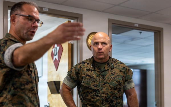Commanding General visits 6th Marines Resiliency Center