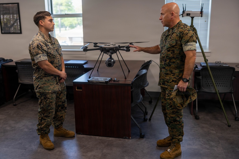 Commanding General visits 6th Marines Resiliency Center