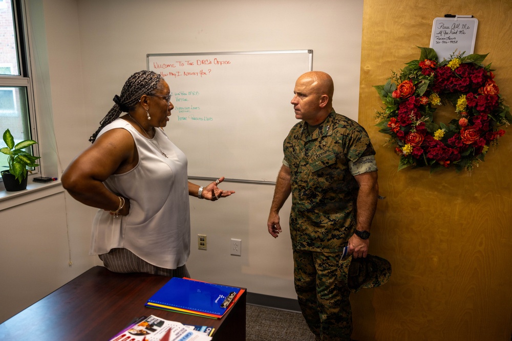 Commanding General visits 6th Marines Resiliency Center