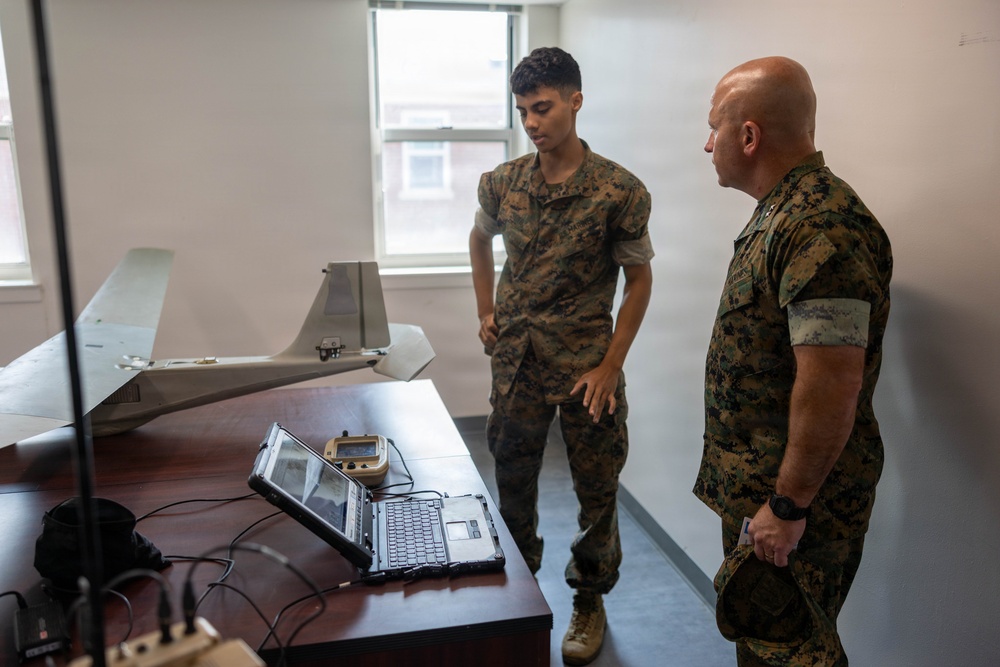 Commanding General visits 6th Marines Resiliency Center