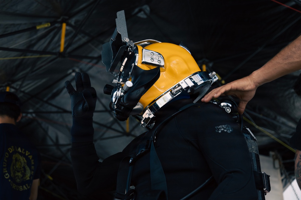Multinational Navy divers conduct salvage training dive during RIMPAC 2026