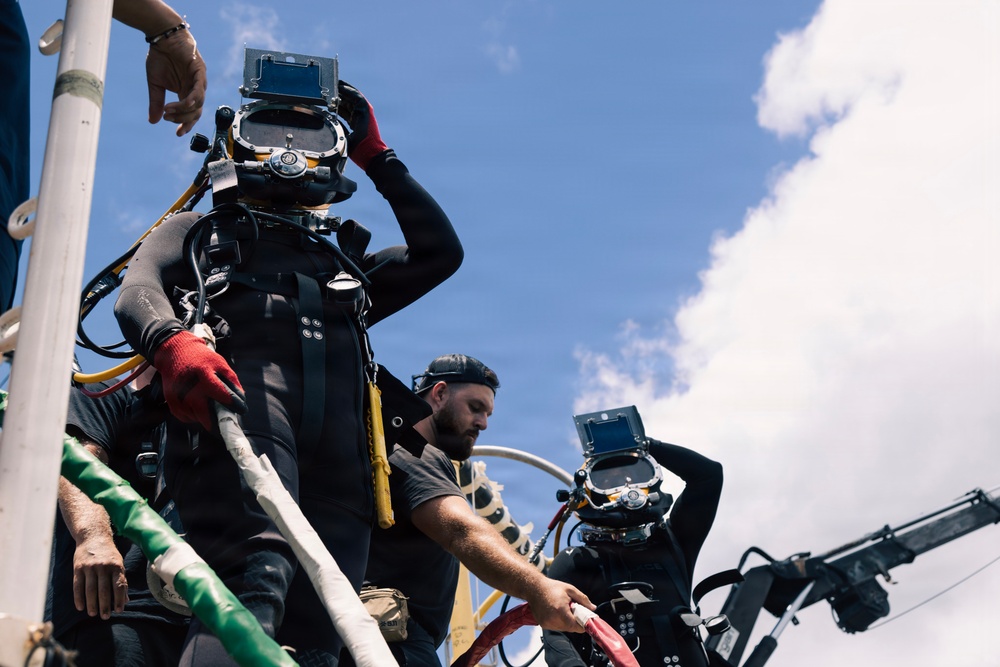 Multinational Navy divers conduct salvage training dive during RIMPAC 2026