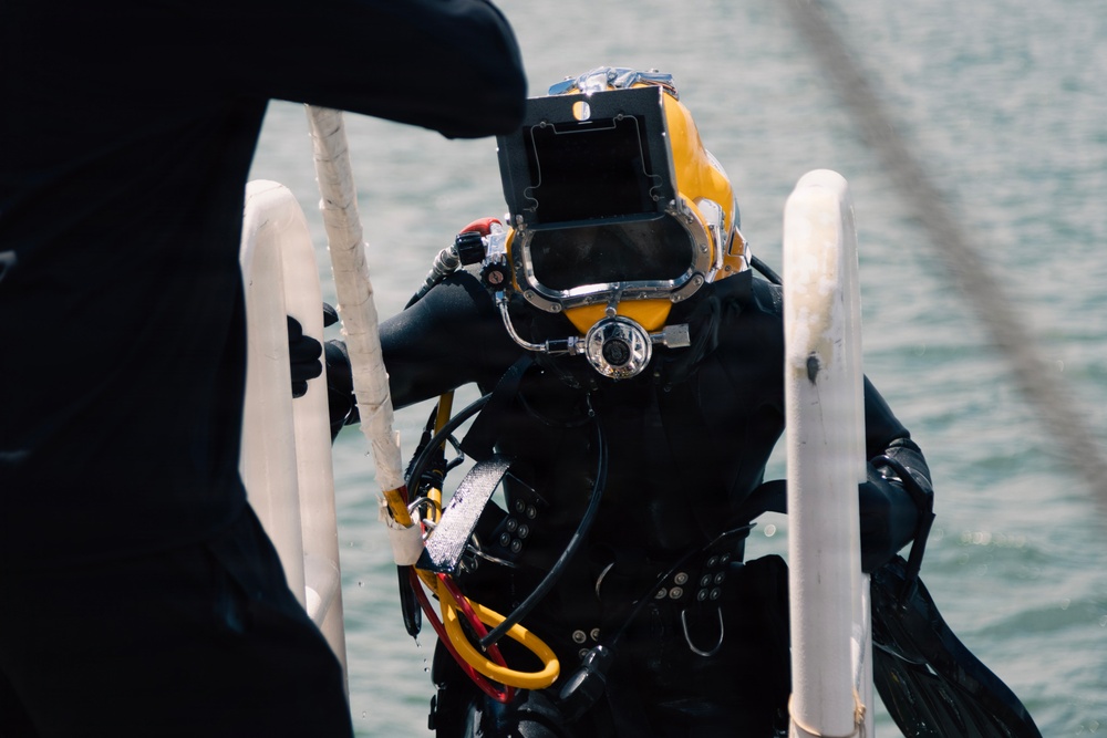 Multinational Navy divers conduct salvage training dive during RIMPAC 2026