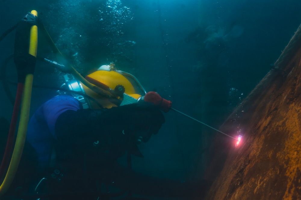 Multinational Navy divers conduct salvage training dive during RIMPAC 2026