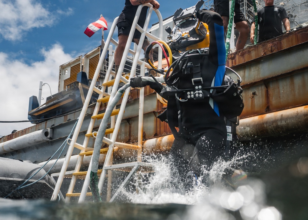 Multinational Navy divers conduct salvage training dive during RIMPAC 2026