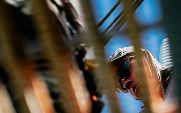 Multinational EOD technicians participate in rigging and ordnance extraction training