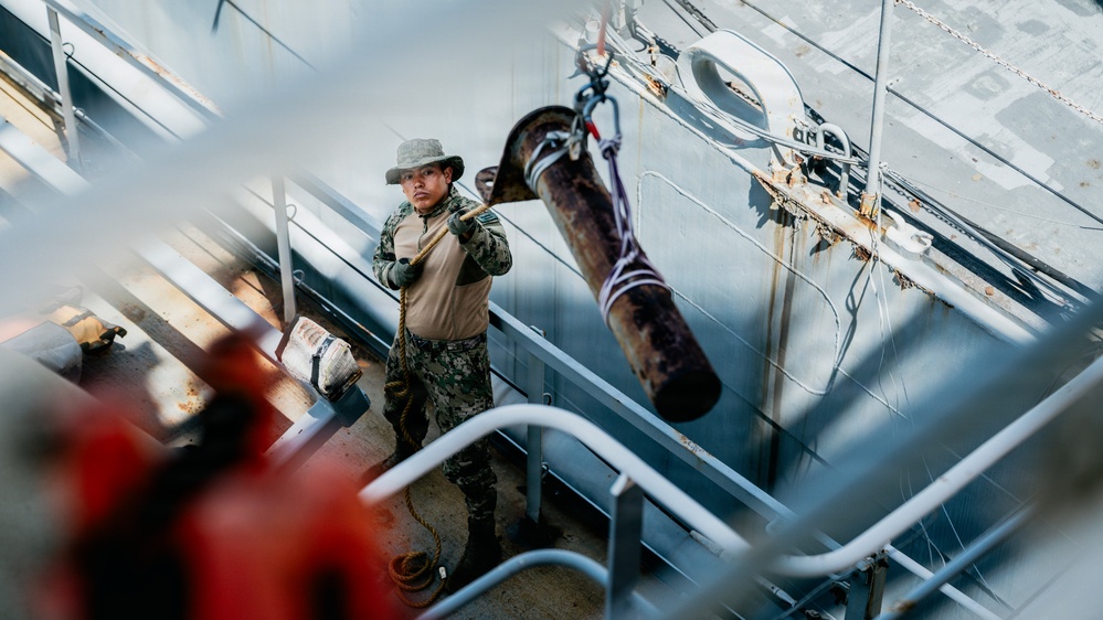 Multinational EOD technicians participate in rigging and ordnance extraction training