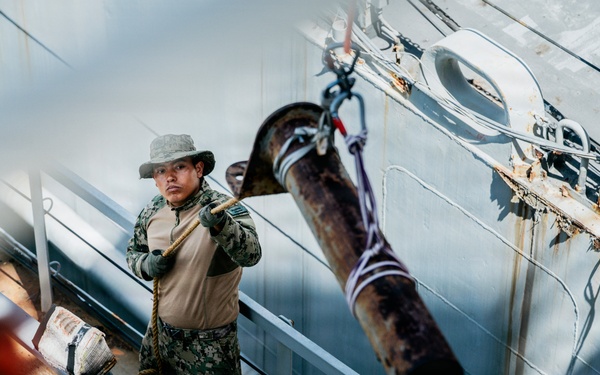 Multinational EOD technicians participate in rigging and ordnance extraction training