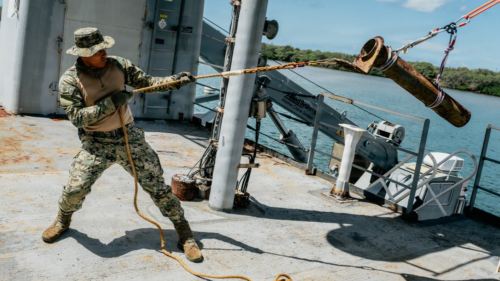 Multinational EOD technicians participate in rigging and ordnance extraction training