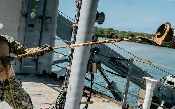 Multinational EOD technicians participate in rigging and ordnance extraction training