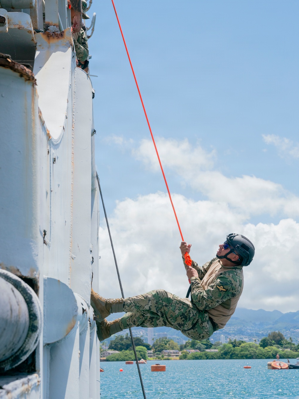 Multinational EOD technicians participate in rigging and ordnance extraction training