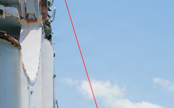Multinational EOD technicians participate in rigging and ordnance extraction training
