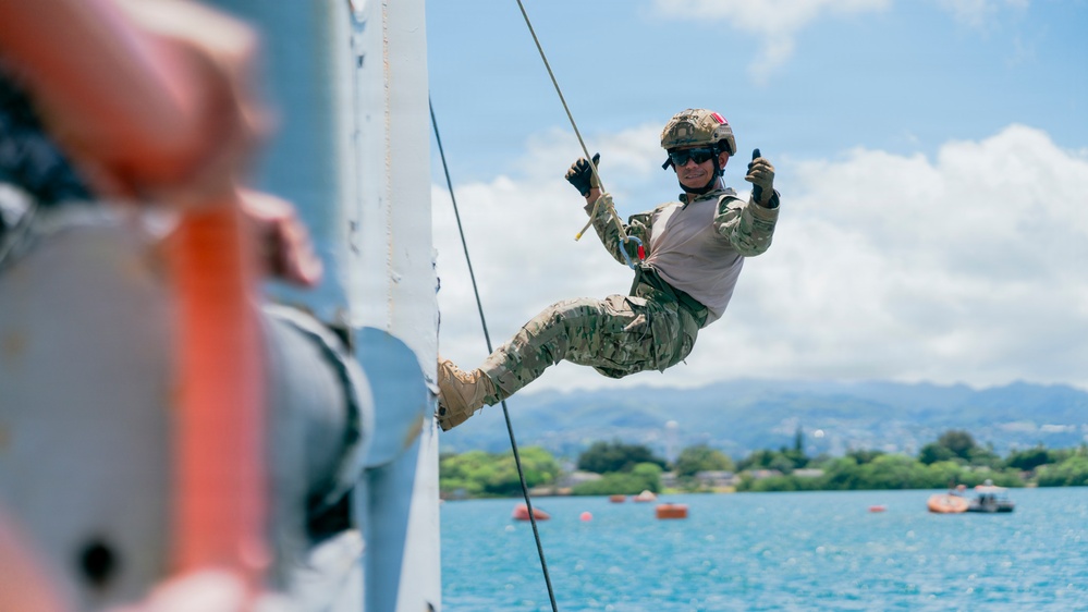 Multinational EOD technicians participate in rigging and ordnance extraction training