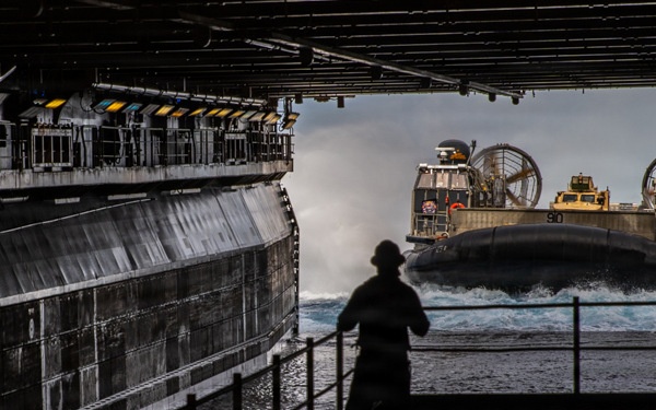 USS Essex conducts LCAC operations during RIMPAC 2026