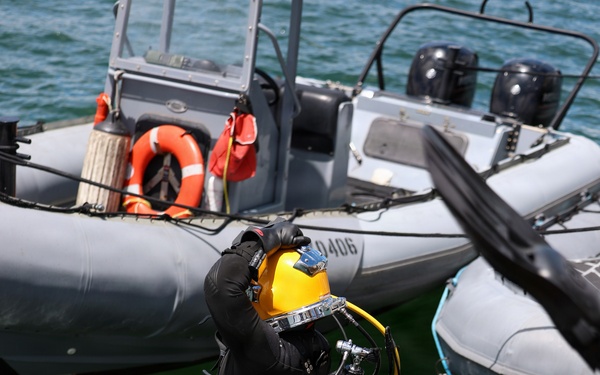 Multinational Navy divers conduct salvage diving operations during RIMPAC 2026