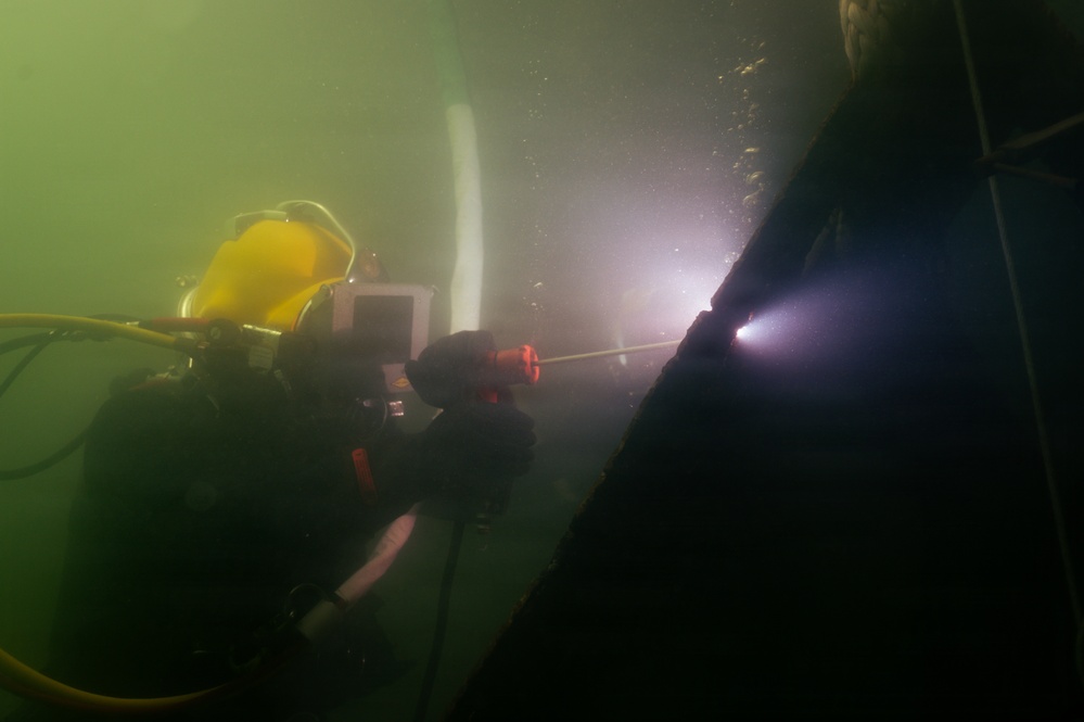 Multinational Navy divers conduct salvage diving operations during RIMPAC 2026