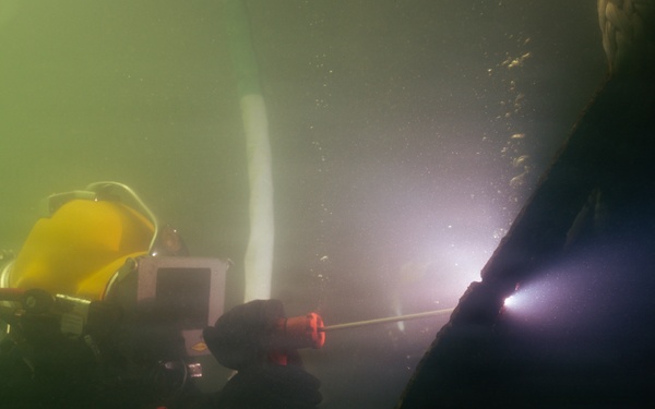 Multinational Navy divers conduct salvage diving operations during RIMPAC 2026