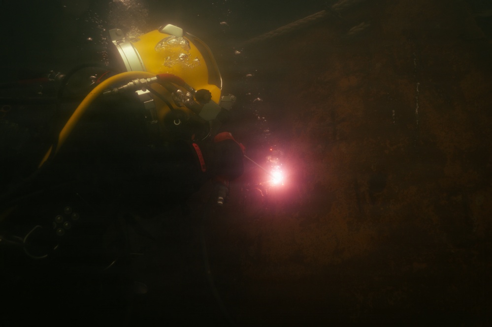 Multinational Navy divers conduct salvage diving operations during RIMPAC 2026