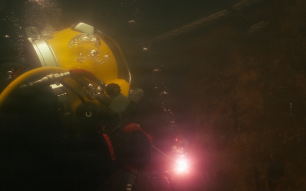 Multinational Navy divers conduct salvage diving operations during RIMPAC 2026
