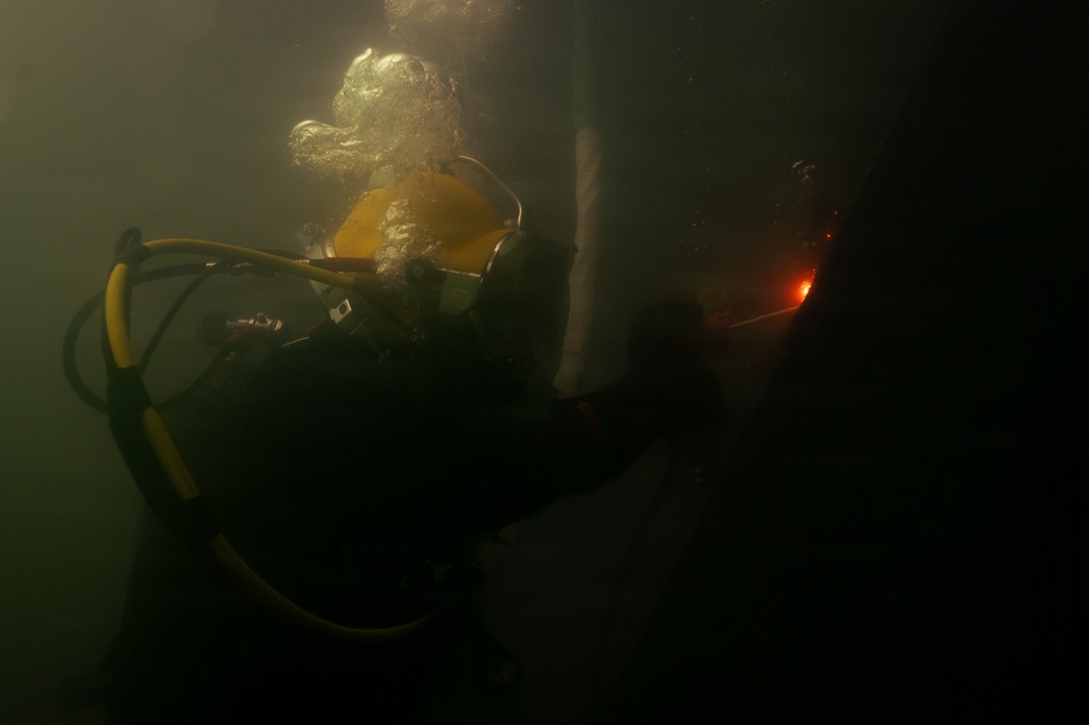 Multinational Navy divers conduct salvage diving operations during RIMPAC 2026