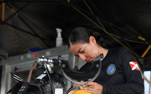 Multinational Navy divers conduct salvage diving operations during RIMPAC 2026