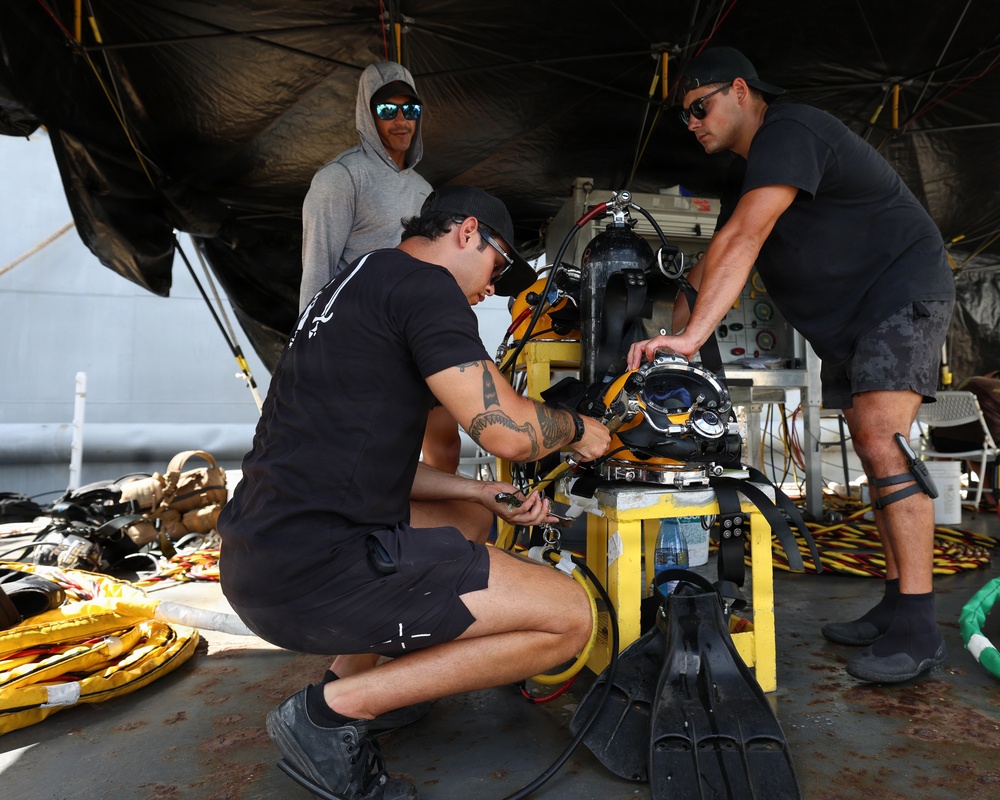 Multinational Navy divers conduct salvage diving operations during RIMPAC 2026