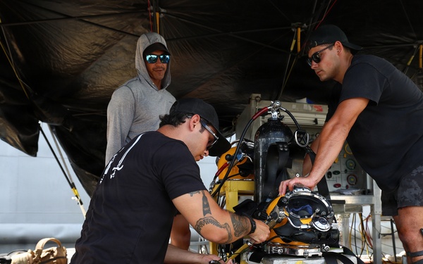 Multinational Navy divers conduct salvage diving operations during RIMPAC 2026
