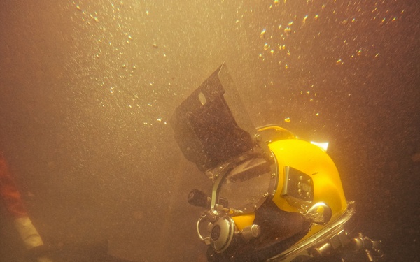 Multinational Navy divers conduct salvage diving operations during RIMPAC 2026