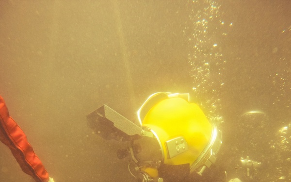 Multinational Navy divers conduct salvage diving operations during RIMPAC 2026