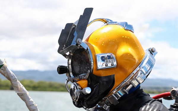 Multinational Navy divers conduct salvage diving operations during RIMPAC 2026