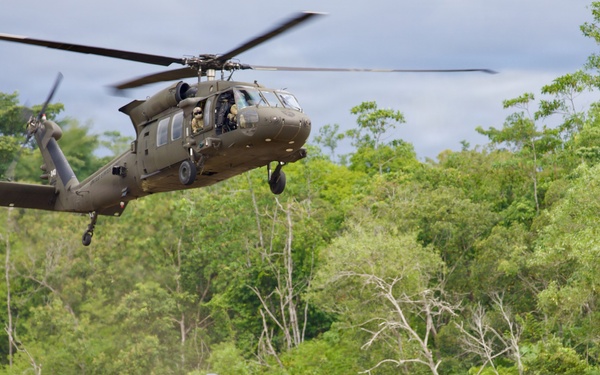 Field Artillery prepares and executes sling load procedures with U.S. Army Assault Battalion