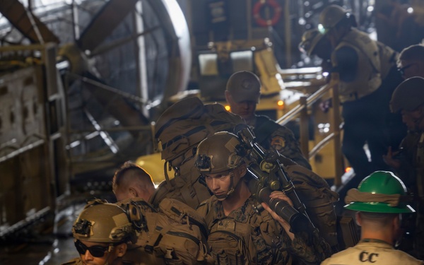 USS Essex conducts instream onload