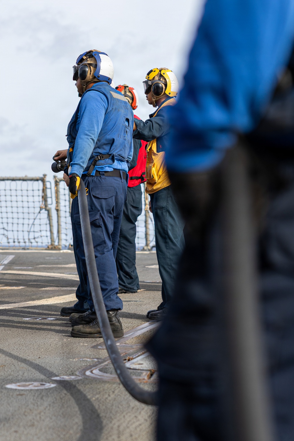USS Mustin conducts aircraft firefighting drill