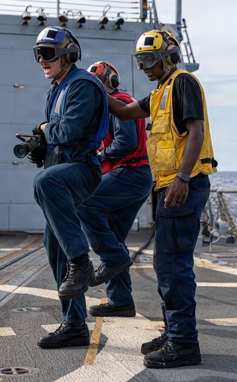 USS Mustin conducts aircraft firefighting drill