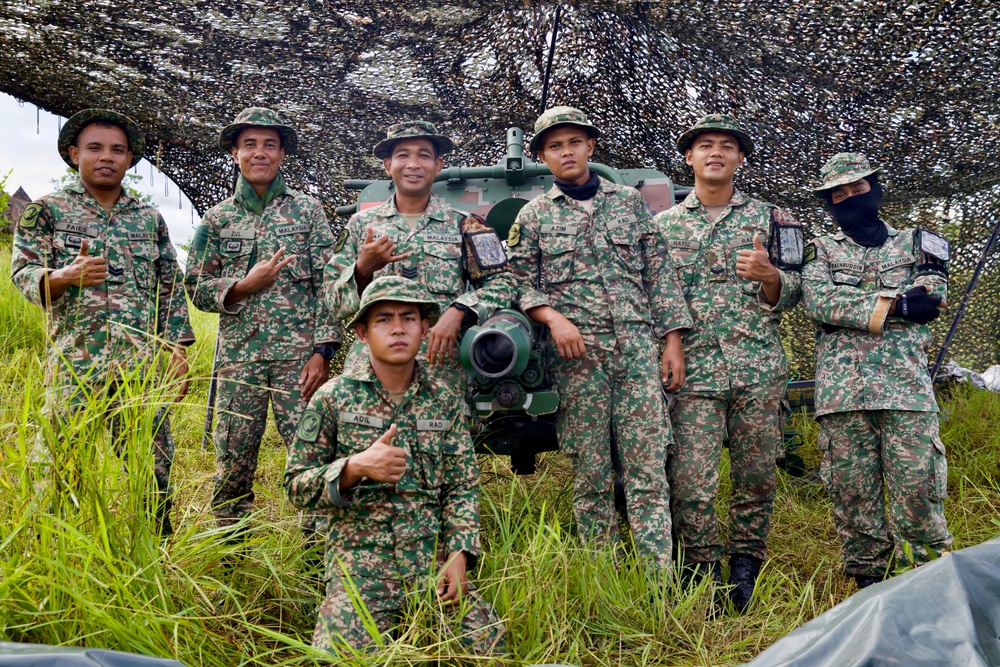 Keris Strike 26: Malaysian Army soldiers pose with artillery piece