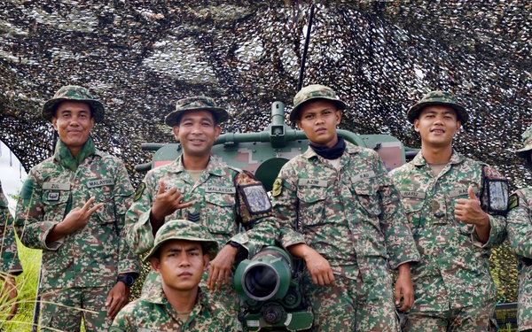 Keris Strike 26: Malaysian Army soldiers pose with artillery piece