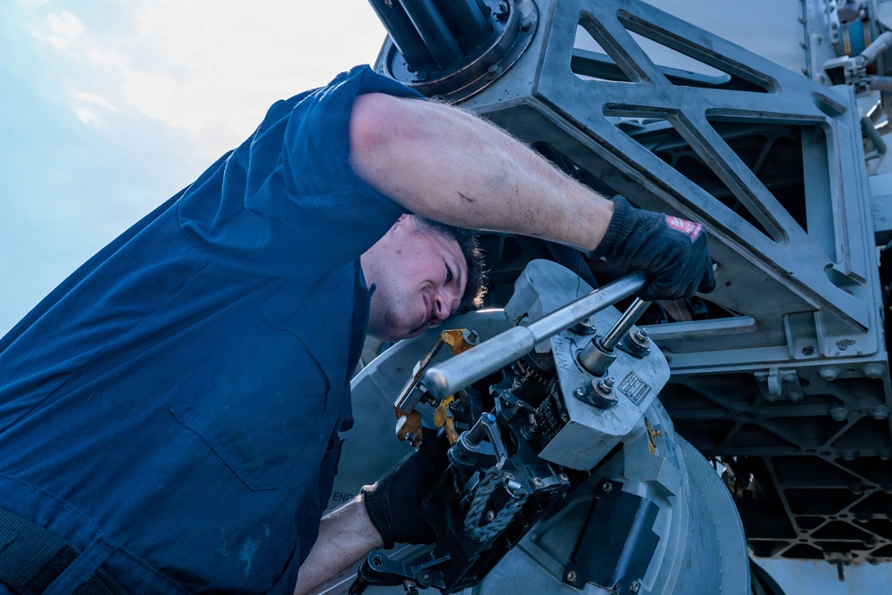 Maintenance aboard USS Gonzalez