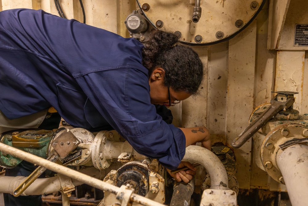 Maintenance aboard USS Gonzalez