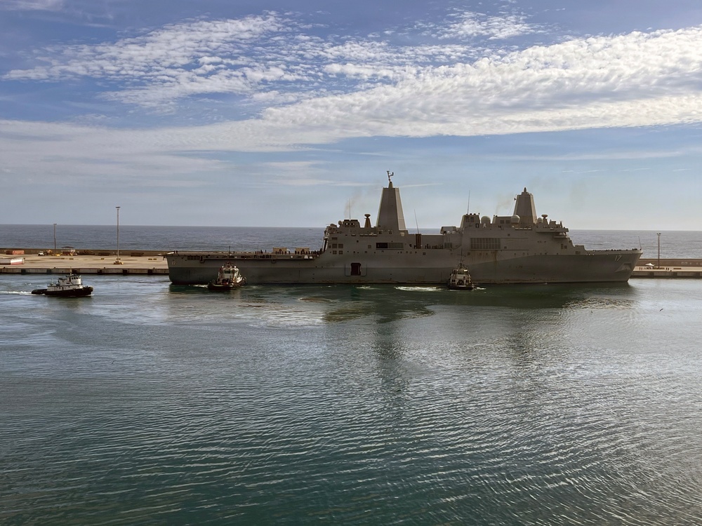USS Fort Lauderdale (LPD-28) at La Guaira, Venezuela