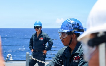 Deck division conducts anchoring evolution aboard USS Decatur during RIMPAC