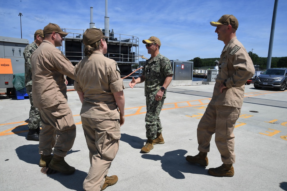 Commander, U.S. 2nd Fleet, visits South Dakota